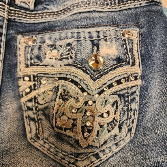 Jr size 23 Rock Revival Hetty Mid Rise shorts. - Picture 3 of 5